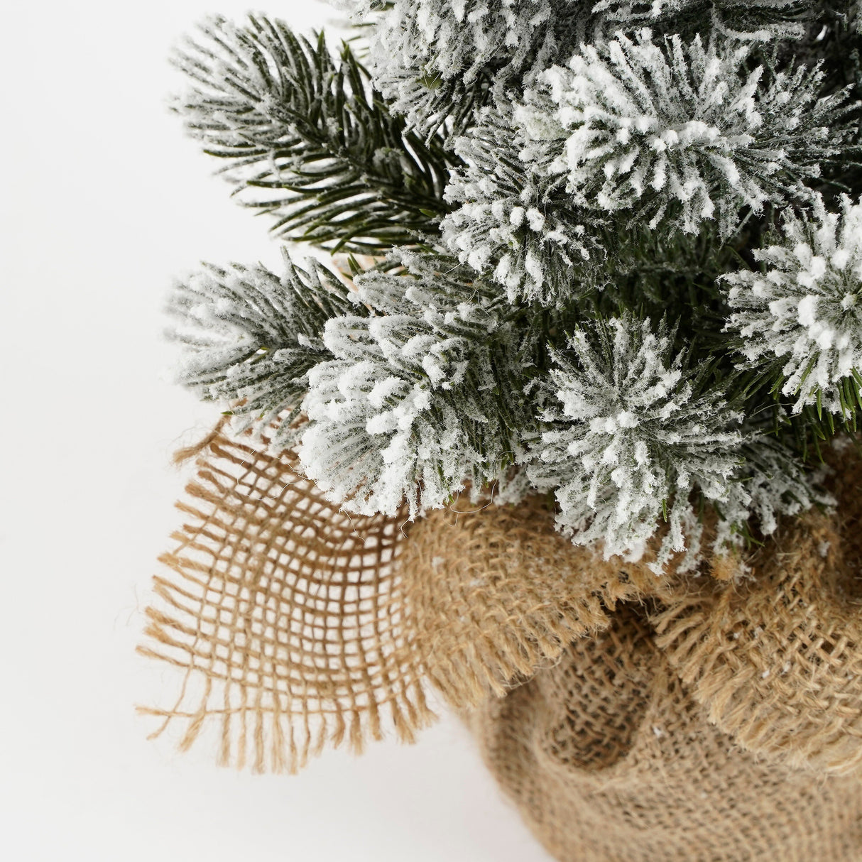 House of Seasons Kerstboom met burlap groen frosted TIPS 105 - h60xd30cm - maximondo