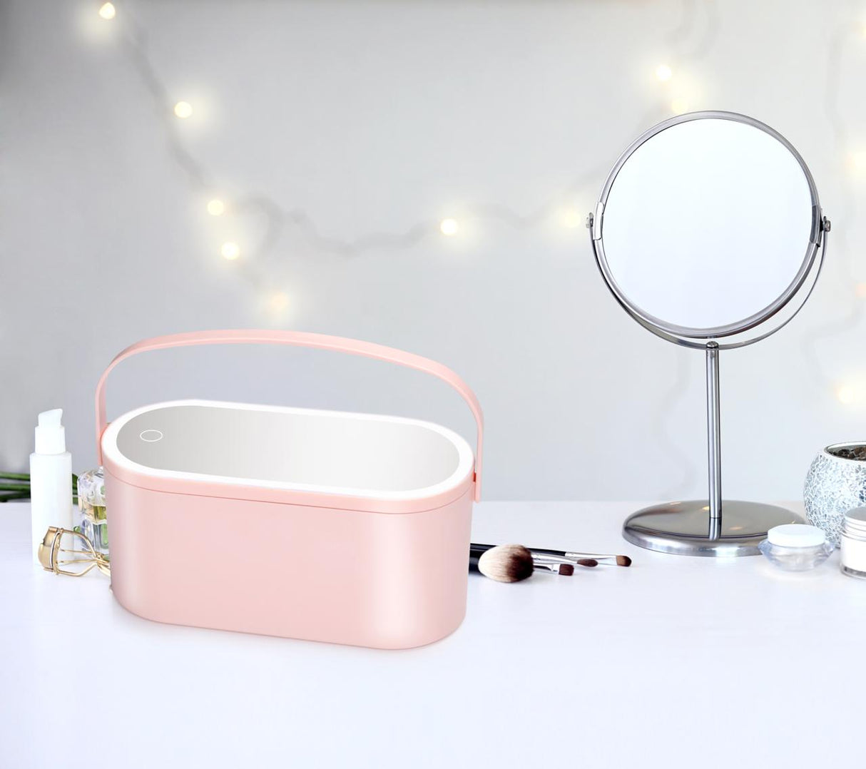 Travel beauty case with LED mirror