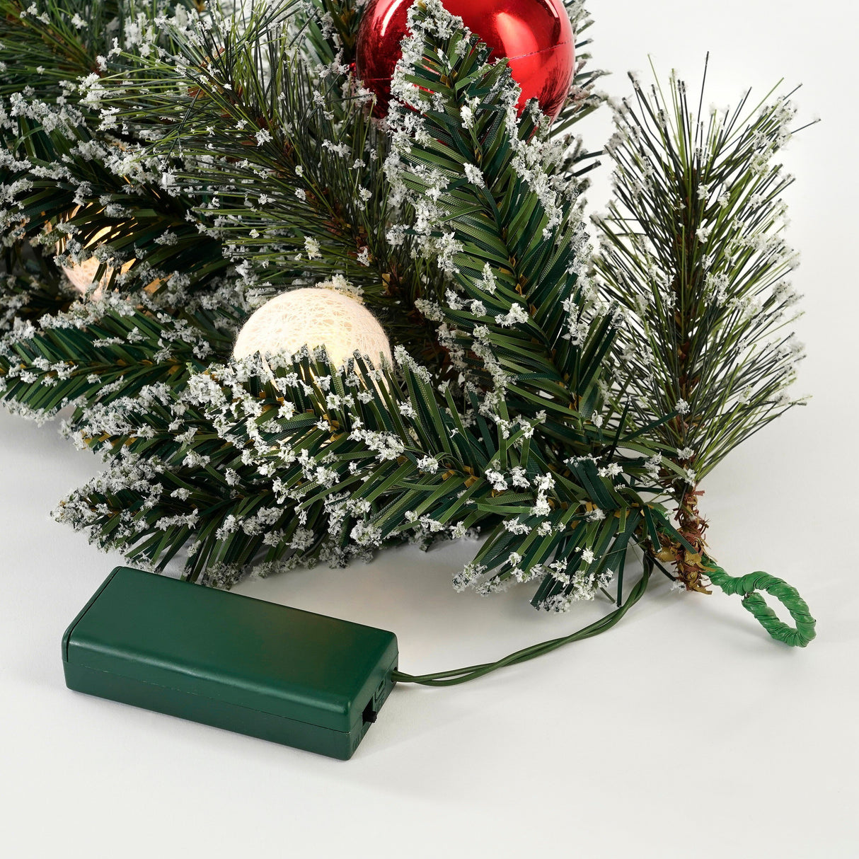 Black Box Trees Kaprun slinger groen frosted rood 20L TIPS 180 battery operated en timer - l270xd25cm