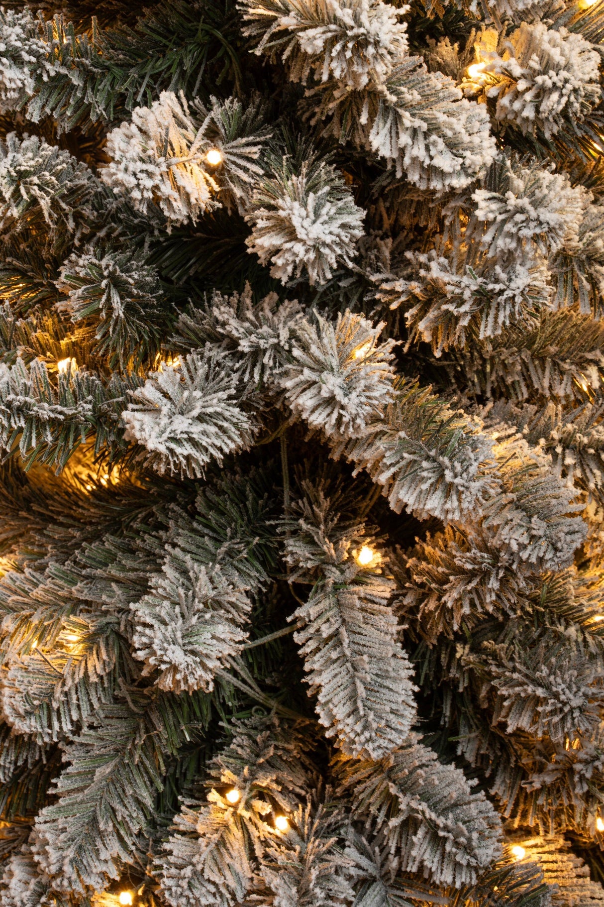 Black Box Trees Charlton Smalle Kunstkerstboom met Warm Witte LED Verlichting - H215 x Ø56 cm