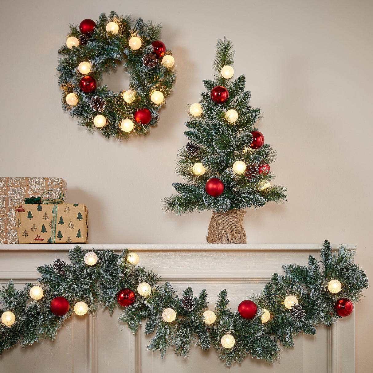 Black Box Trees Kaprun kerstboom met burlap groen frosted rood 10L TIPS 50 battery operated en timer - h60xd39cm