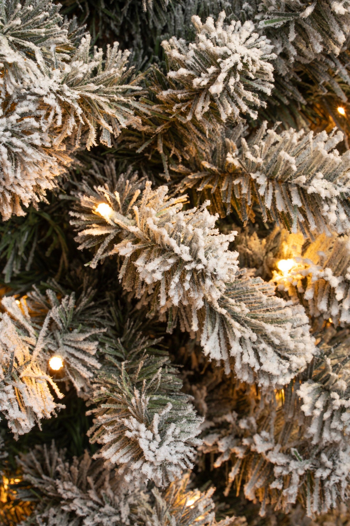 Black Box Trees Charlton Smalle Kunstkerstboom met Warm Witte LED Verlichting - H215 x Ø56 cm