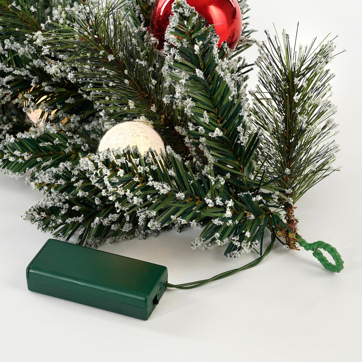 Black Box Trees Kaprun Guirlande met Warm Witte LED Verlichting - L180 cm - Groen Frosted, Rood
