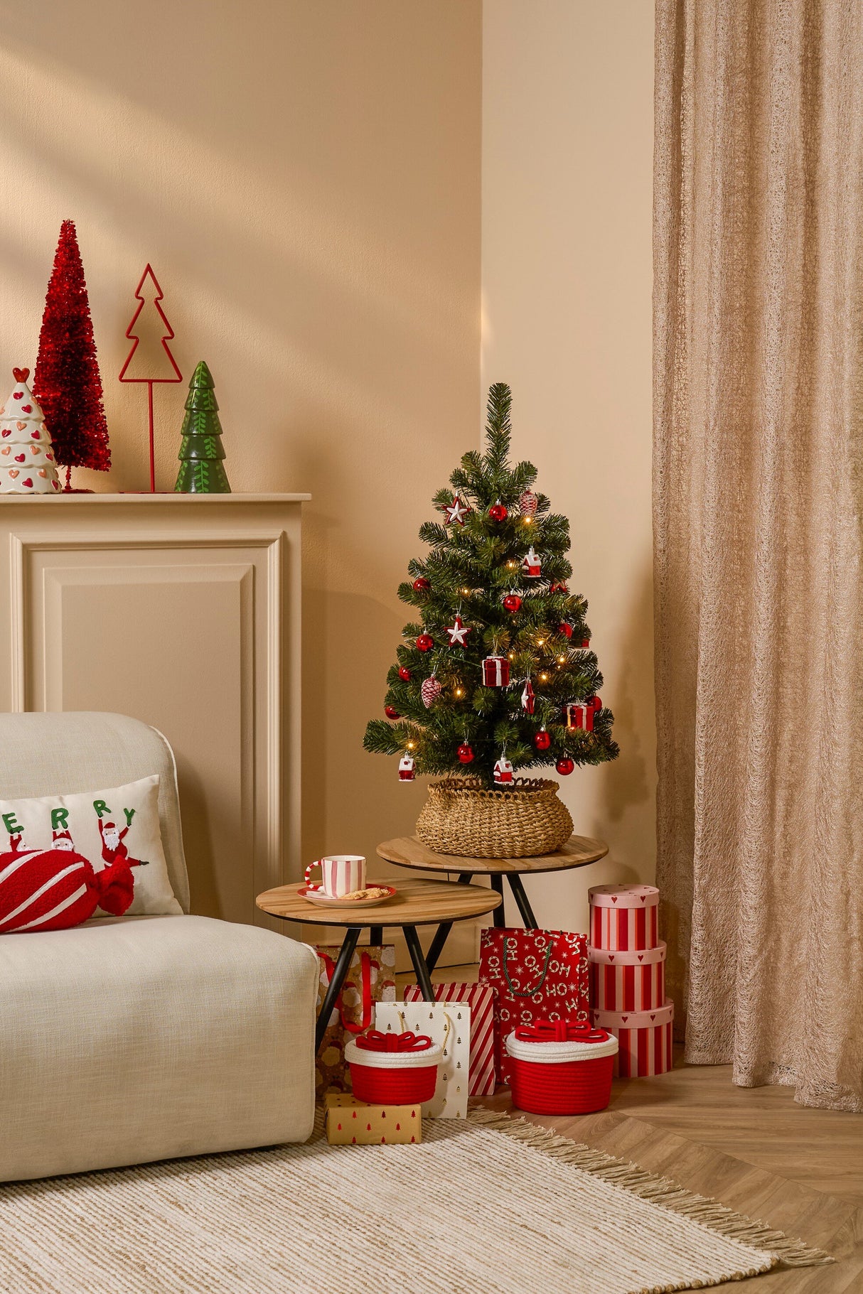 Black Box Trees Joy Kunstkerstboom met 26 Ornamenten en LED Verlichting - H90 x Ø50 cm