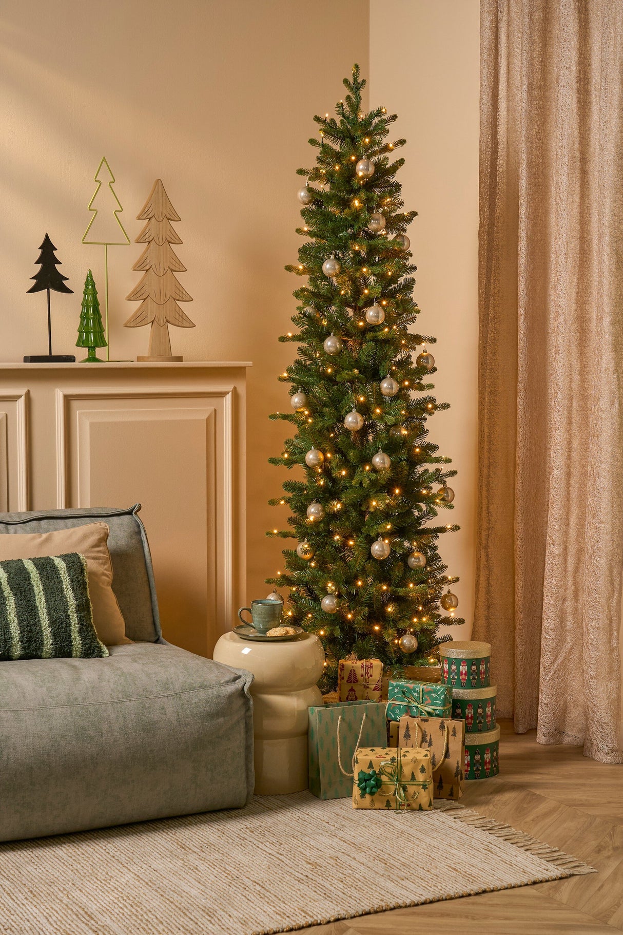 Black Box Trees Harma Smalle Kunstkerstboom met LED Verlichting - H215 x Ø66 cm - Groen