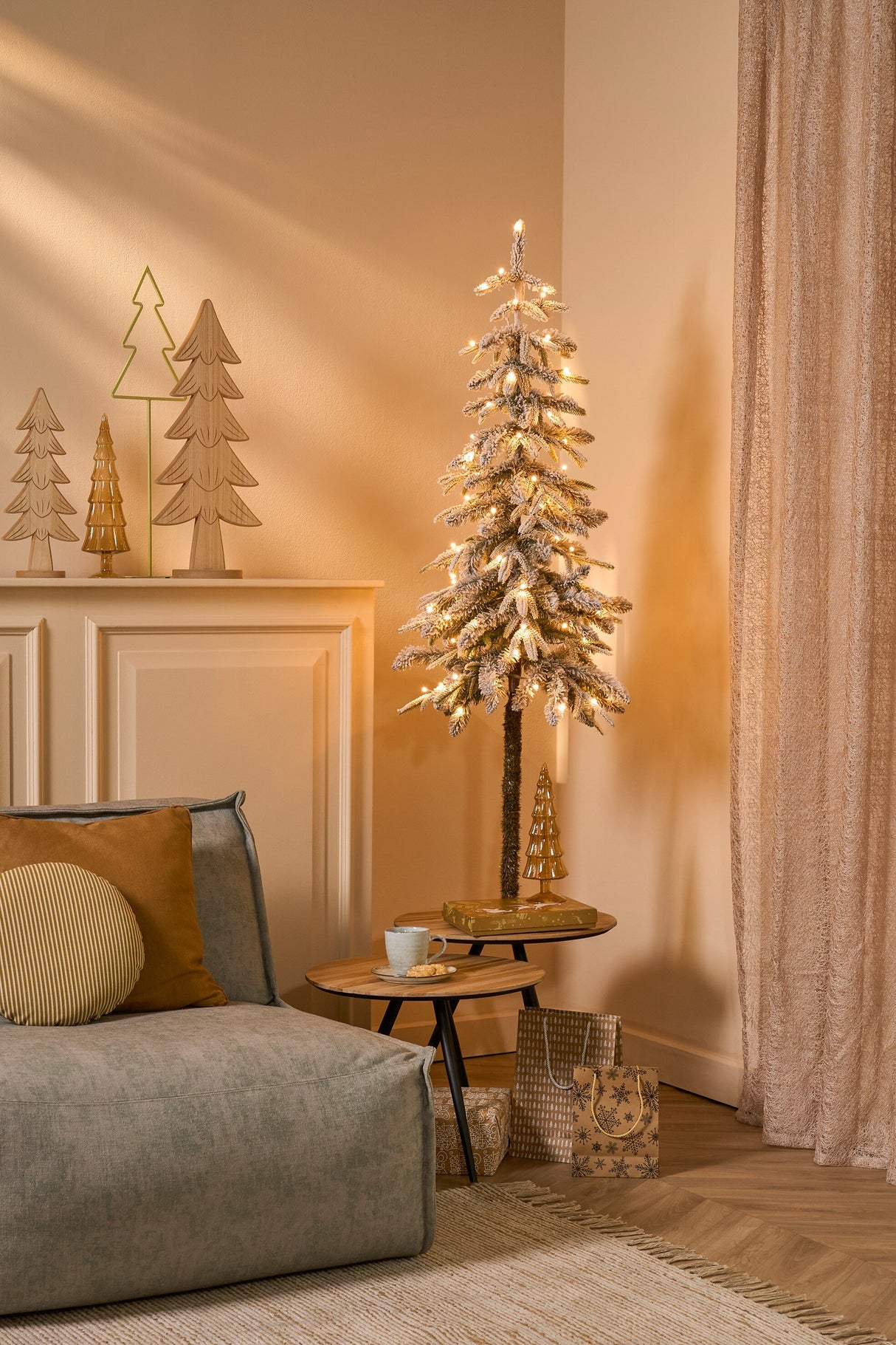 Black Box Trees Lodge Kunstkerstboom met Verlichting en Timer- en Dimfunctie - H155 x  Ø48 cm
