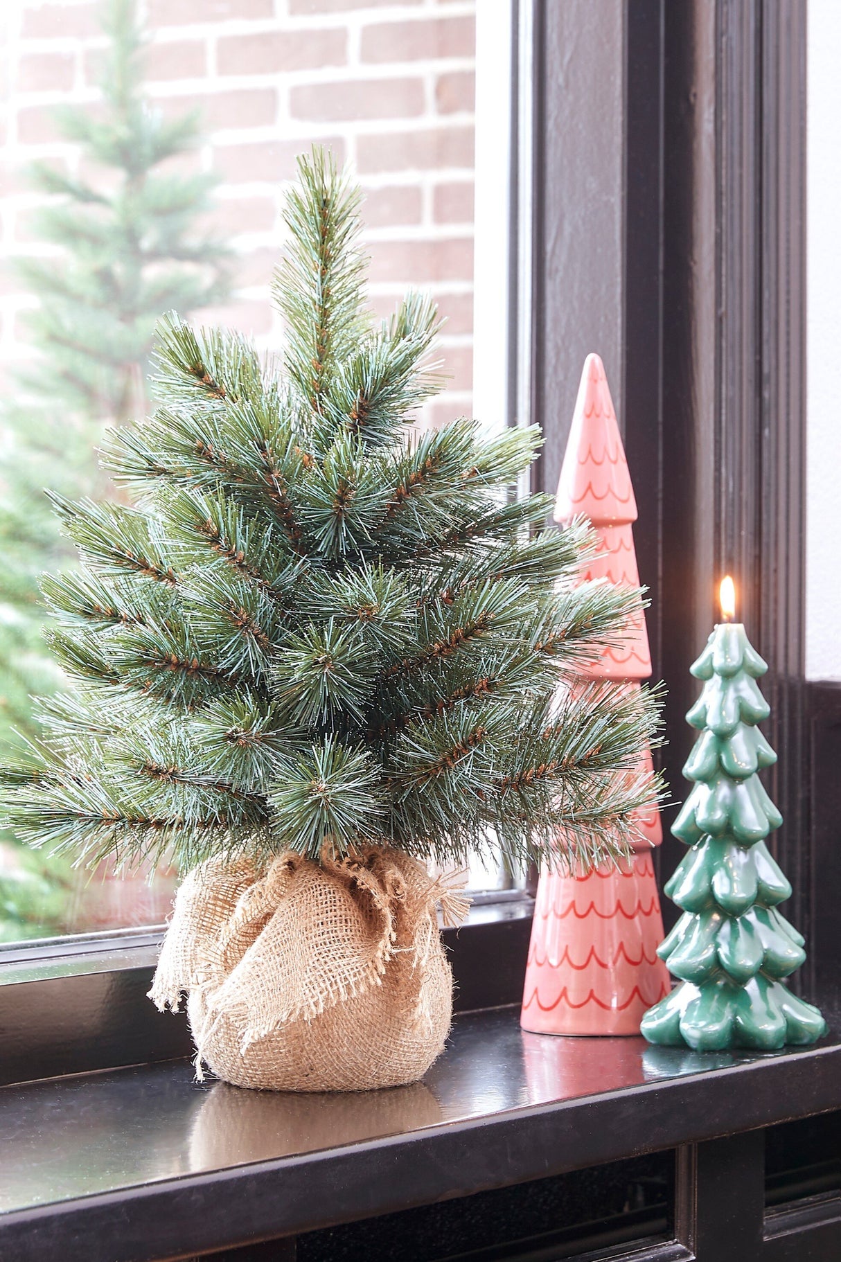 Triumph Tree Forest frosted pine kerstboom met burlap newgrowth blue TIPS 64 - h60xd46cm