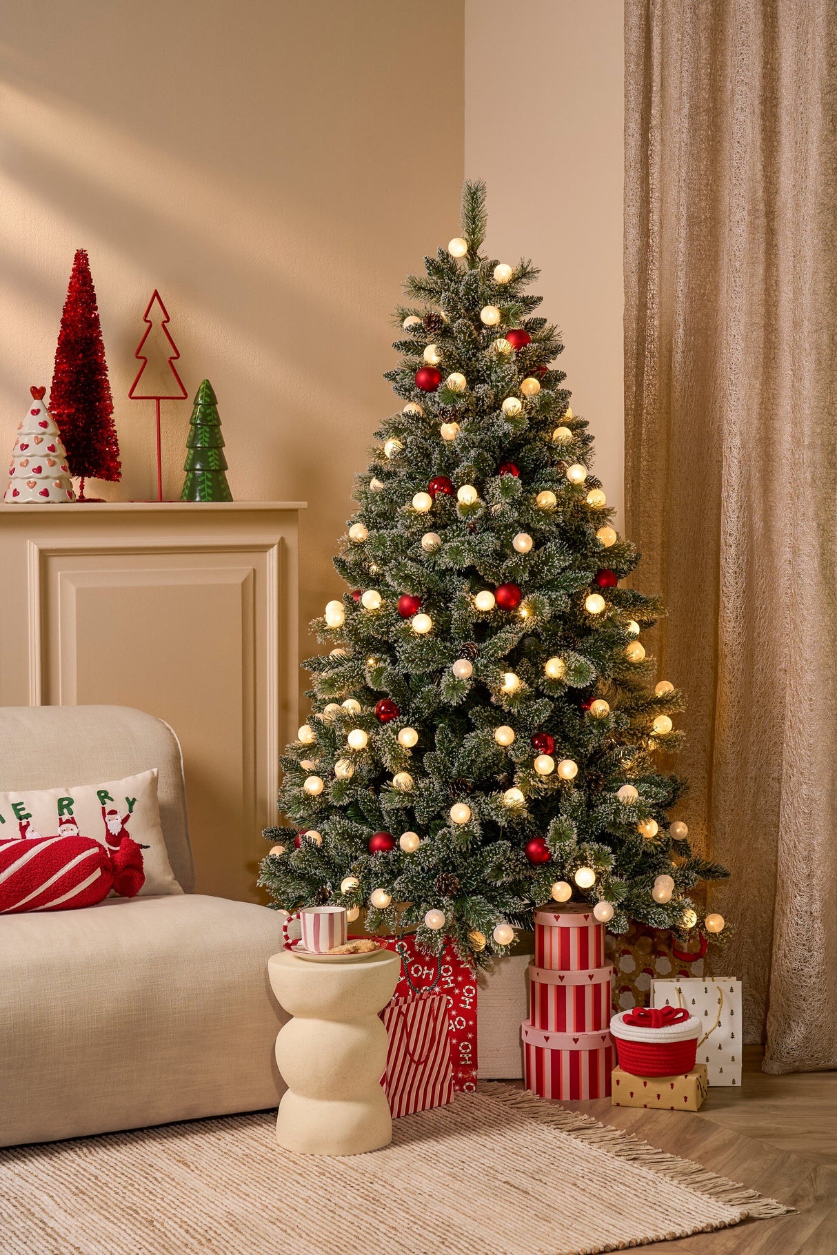 Black Box Trees Kaprun kerstboom groen frosted rood 140L TIPS 790 en timer - h180xd108cm