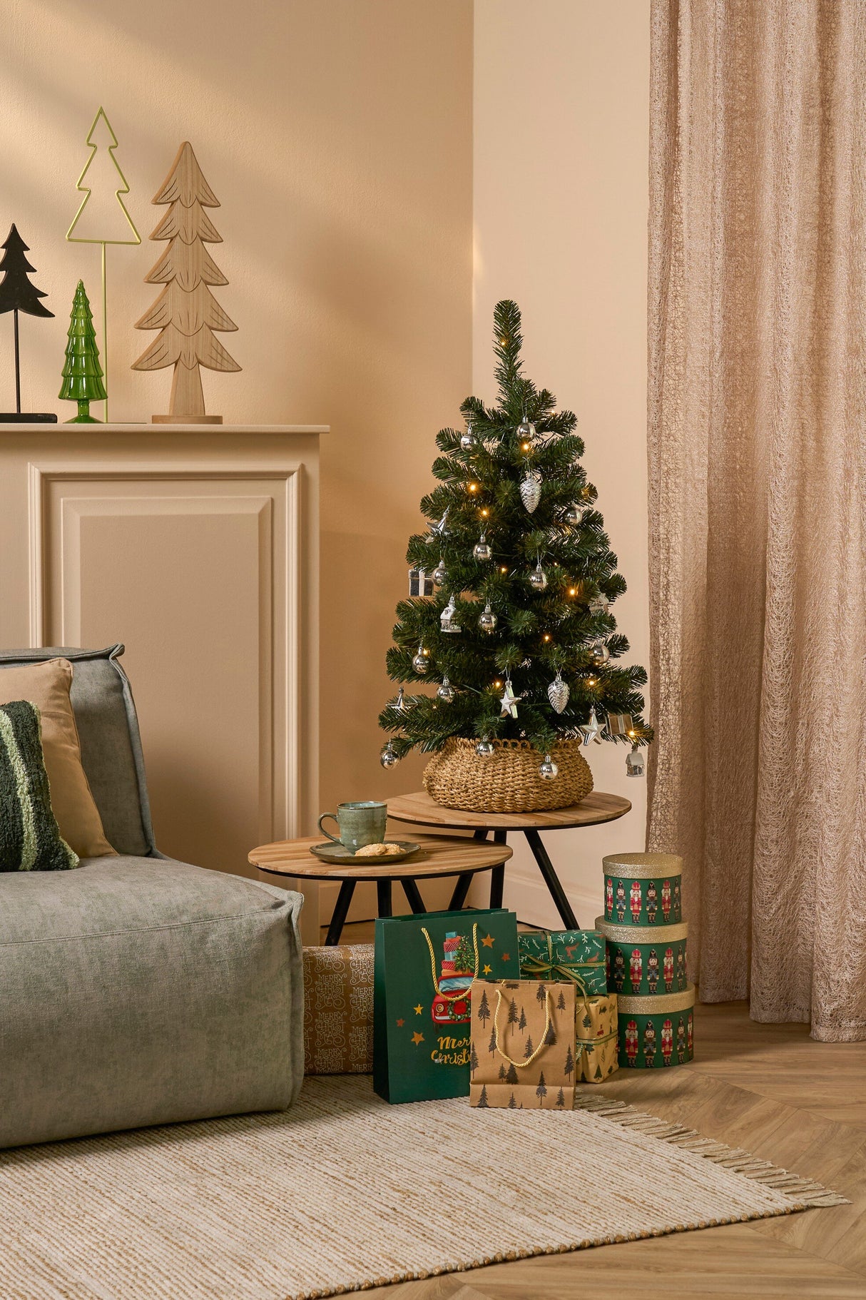 Black Box Trees Joy Kunstkerstboom met 26 Ornamenten en LED Verlichting - H90 x Ø50 cm - maximondo