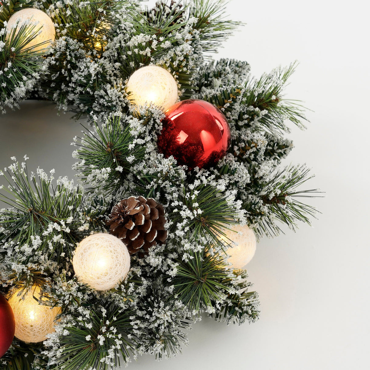 Black Box Trees Kaprun krans groen frosted rood 10L TIPS 88 battery operated en timer - h10xd45cm - maximondo