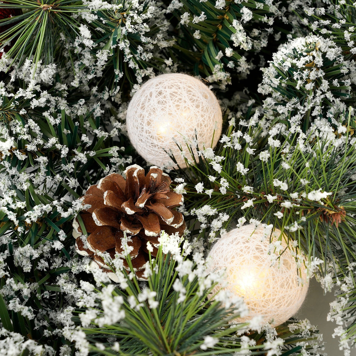 Black Box Trees Kaprun krans ster groen frosted rood 9L TIPS 162 battery operated en timer - h15xd90cm - maximondo